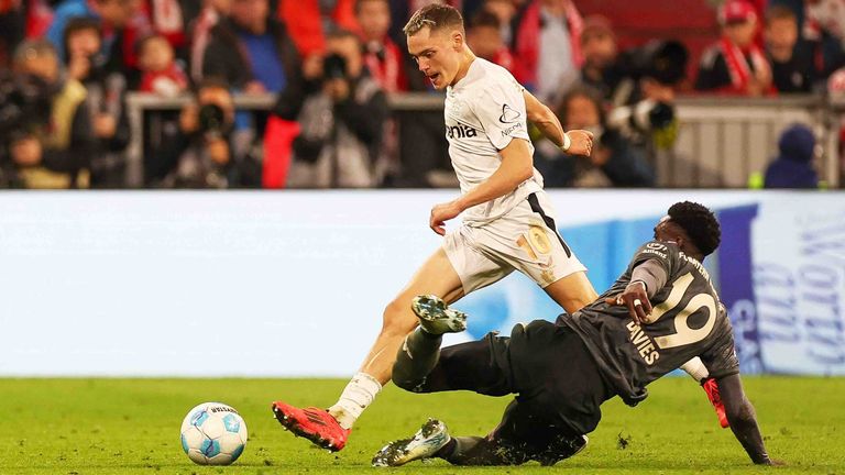 Florian Wirtz mit Bayern Linksverteidiger Alphonso Davies.