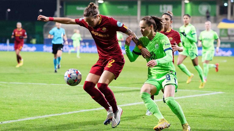 Roms Elena Linari (l.) im Zweikampf mit Wolfsburgs Ewa Pajor.