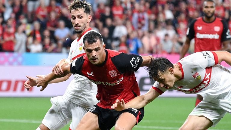 Leverkusen Granit Xhaka (M) muss sich hier im Supercup gegen Stuttgarts Atakan Karazor (l.) und Anthony Rouault behaupten.