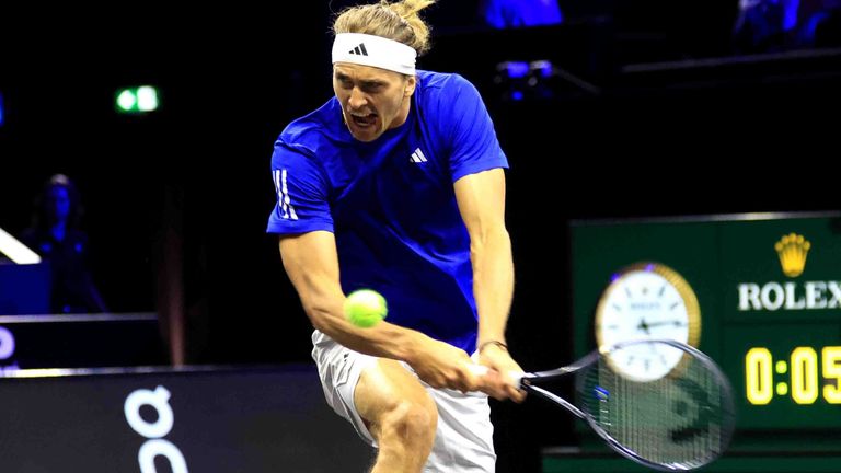 Alexander Zverev feiert in der 3. Runde bei den ATP Shanghai Masters gegen Griekspoor einen knappen Sieg.