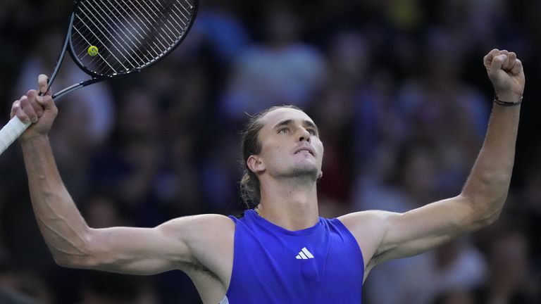 Der Olympiasieger von Tokio Alexander Zverev trifft im Viertelfinale der ATP-Masters in Paris auf Stefanos Tsitsipas.