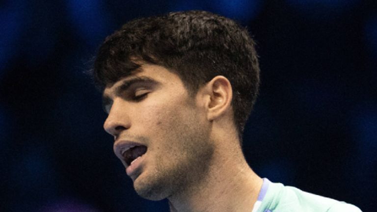 Carlos Alcaraz hat seine Auftaktpartie bei den ATP Finals glatt gegen Casper Ruud verloren.