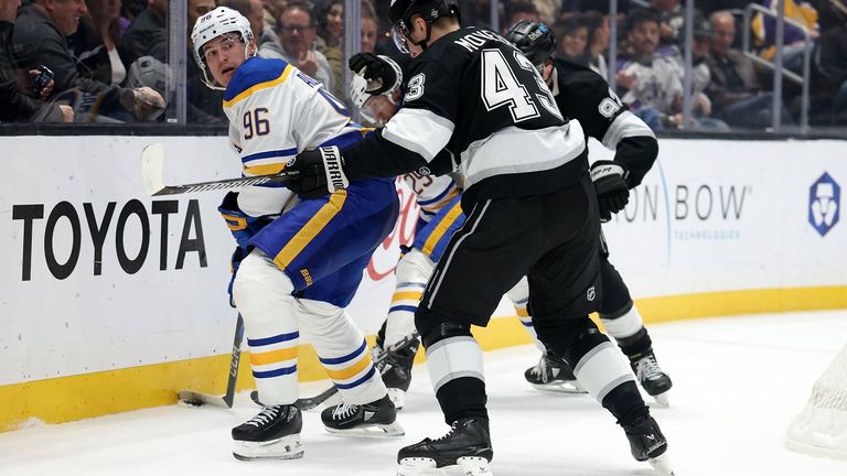 Nicolas Aube-Kubel (l.) von den Buffalo Sabres schirmt den Puck gegen Jacob Moverare von den Los Angeles Kings ab.