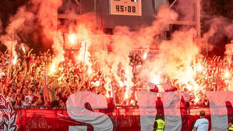 Die Fans des FC Bayern brannten in Ulm Pyrotechnik ab.