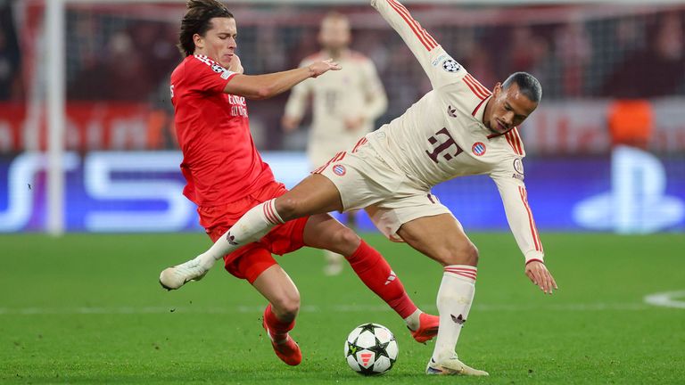 Leroy Sane (r.) und der FC Bayern München kämpfen in der Champions League um den direkten Achtelfinaleinzug. 