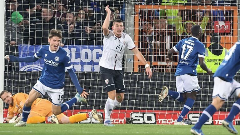 Während die Spieler von Arminia Bielefeld jubeln, hadern die Akteure des FC Ingolstadt.