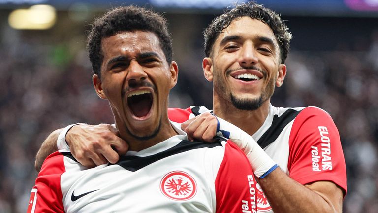 Eintracht Frankfurt feiert den Heimsieg gegen Bochum.