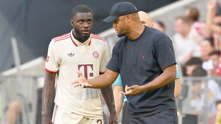 Bayern-Trainer Vincent Kompany (l.) im Gespräch mit Dayot Upamecano.