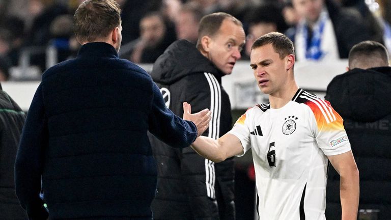 Joshua Kimmich (r.) hat sich gegen Bosnien und Herzegowina nicht schlimmer verletzt, wie Bundestrainer Julian Nagelsmann nach dem Spiel erklärte. 