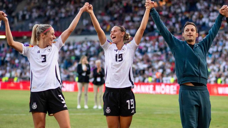 Kathrin Hendrich (3) und Klara Bühl feiern gemeinsam mit den Fans der deutschen Nationalmannschaft.