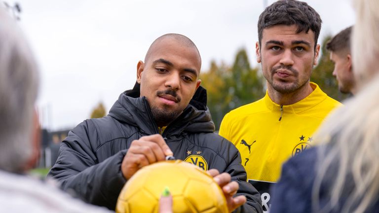 Donyell Malen (li.) plant weiterhin den BVB-Abschied.