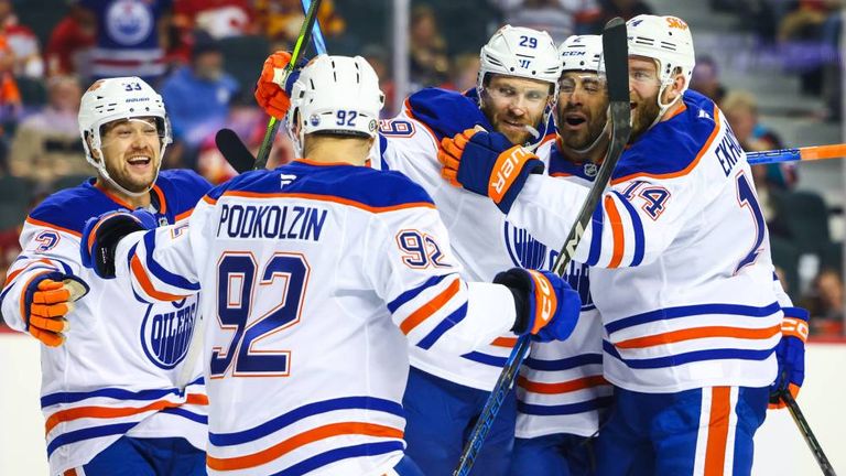 Leon Draisaitl bejubelt zusammen mit seinen Teamkollegen den Sieg der Oilers gegen Calgary.