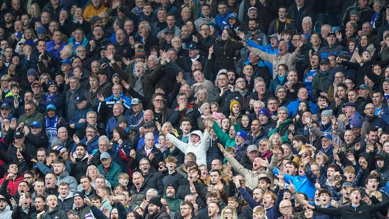 Englische Fans jubeln im Stadion (Symbolbild).