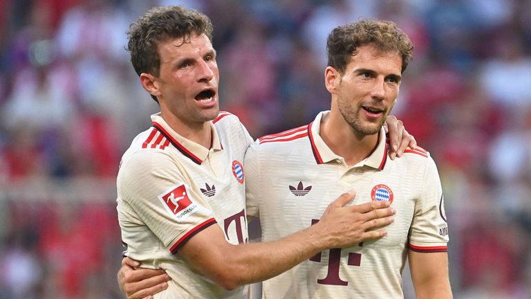 Leon Goretzka (r.) und Thomas Müller sind zwei der sieben Bayern-Stars, die bis Sonntag frei haben.