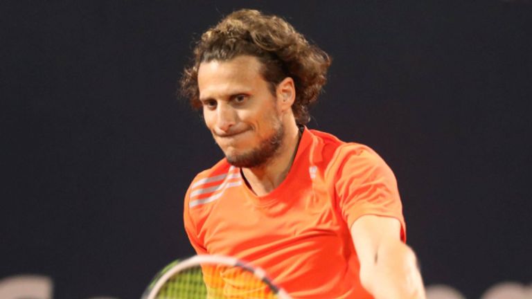 Der ehemalige Fußballstar Diego Forlan hat sein Debüt als Tennisspieler auf der ATP Challenger Tour gegeben.