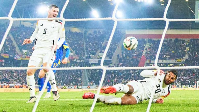 Serge Gnabry hat mit seinem Rücken die bosnische Nationalmannschaft vor einer noch höheren Pleite bewahrt. 