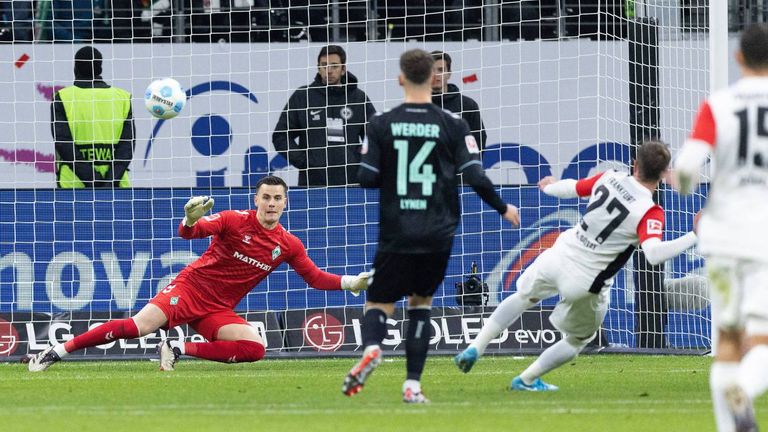 Mario Götze erzielt in seinem 100. Pflichtspiel für Eintracht Frankfurt das Siegtor gegen Werder Bremen.