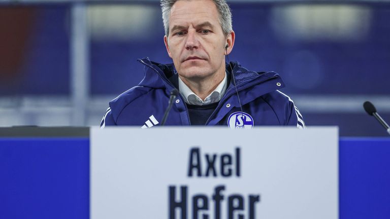 Schalkes Aufsichts-Boss Axel Hefer wurde von mehreren Fans zum Rücktritt aufgefordert. 