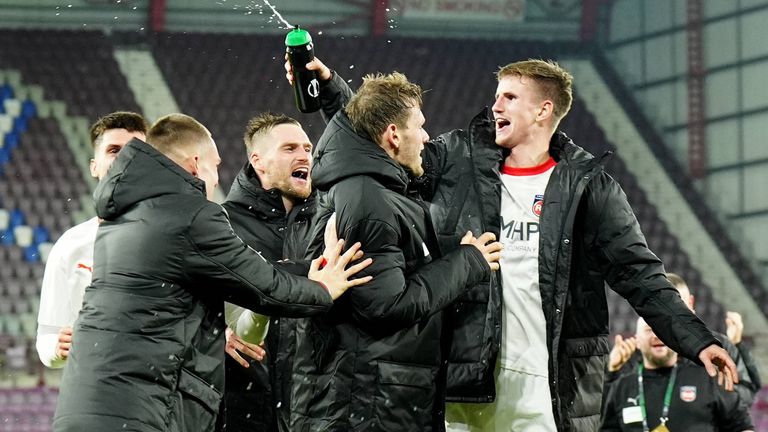 Heidenheim feiert gegen die Hearts den dritten Sieg im dritten Conference-League-Spiel.