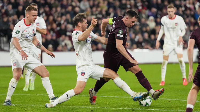 Heidenheim feiert gegen die Hearts den dritten Sieg im dritten Conference-League-Spiel.