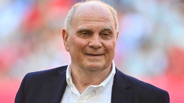 Uli Hoeneß freut sich über die Leistungen seines FC Bayern unter Trainer Vincent Kompany.