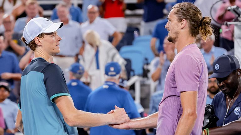 Jannik Sinner (l.) und Alexander Zverev schlagen im April in München auf.