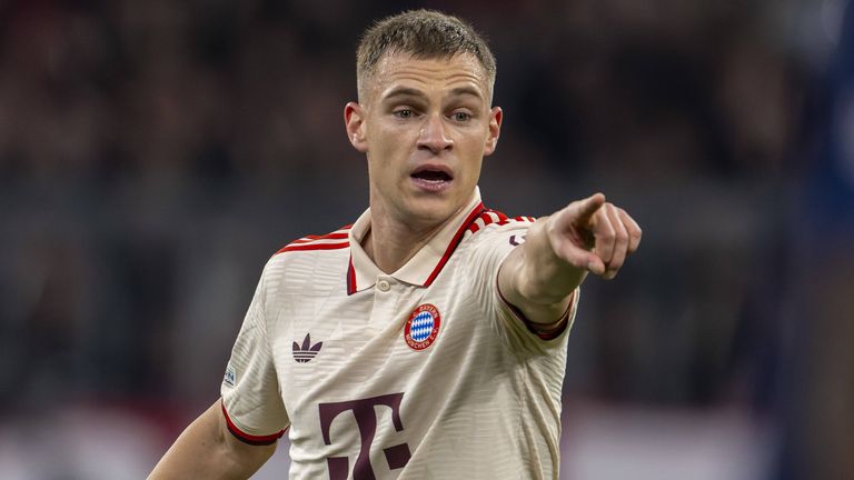 Da geht's lang! Bayern-Dirigent Joshua Kimmich steht vor einer richtungsweisenden Karriereentscheidung.