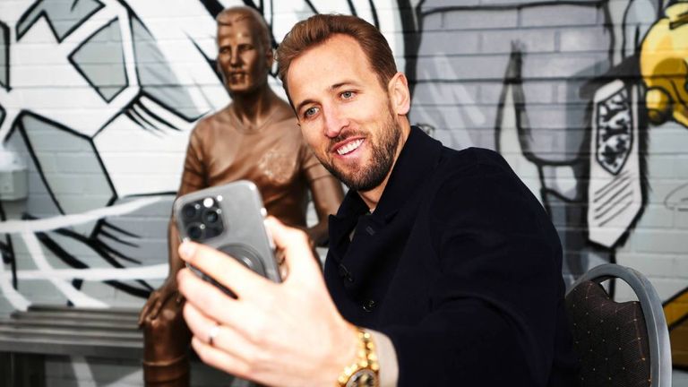 Nach langen Hin und Her ist eine Statue von Bayern-Star Harry Kane nun offiziell in Kanes Heimat-Stadtteil Walthamstow in London enthüllt. 