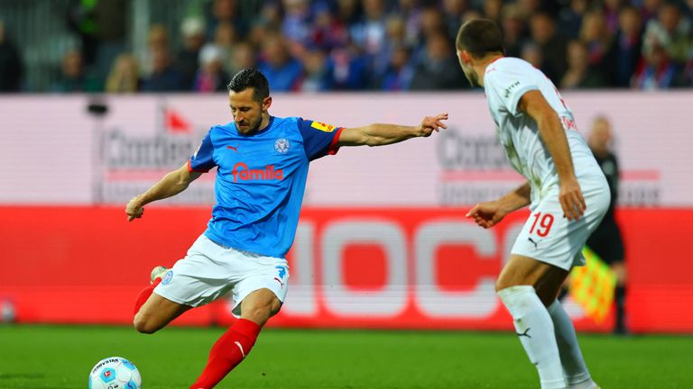 Holstein Kiel feiert mit einem 1:0-Erfolg gegen den 1. FC Heidenheim den ersten Bundesligasieg der Vereinsgeschichte.