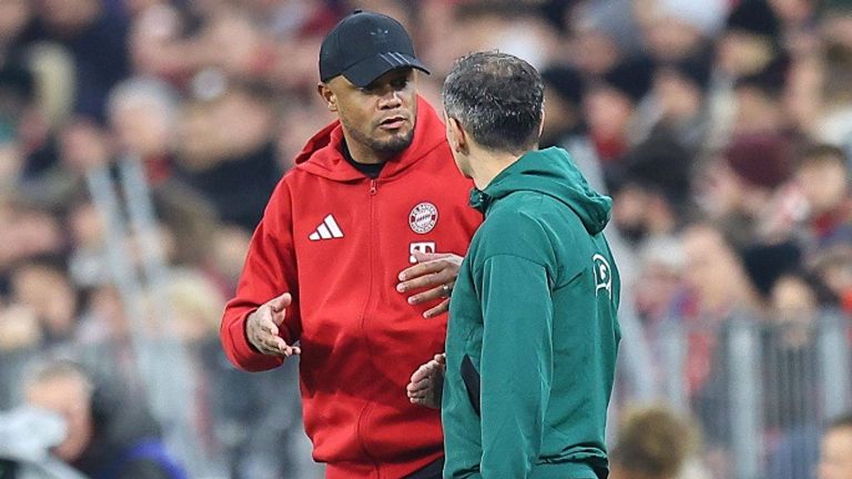 Bayern-Trainer Vincent Kompany diskutiert mit dem Vierten Offiziellen.