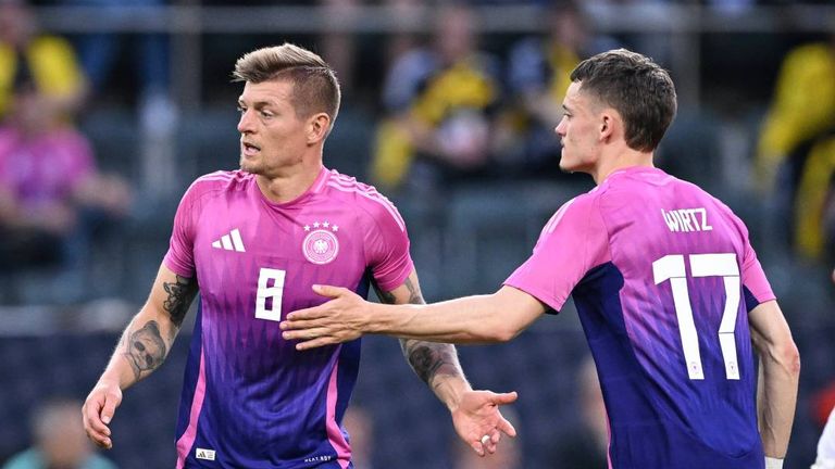 Toni Kroos (l.) und Florian Wirtz wurden für die Auszeichnung FIFA-Weltfußballer nominiert.