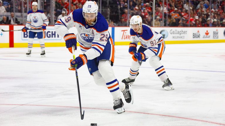 Leon Draisaitl (vorne) gewinnt in der NHL mit seinen Edmonton Oilers.