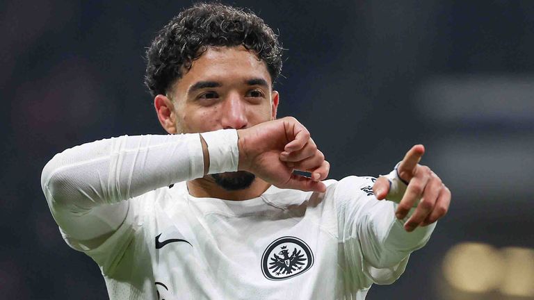 Omar Marmoush schießt Eintracht Frankfurt mit einem traumhaften Freistoßtreffer zum Sieg gegen Slavia Prag.