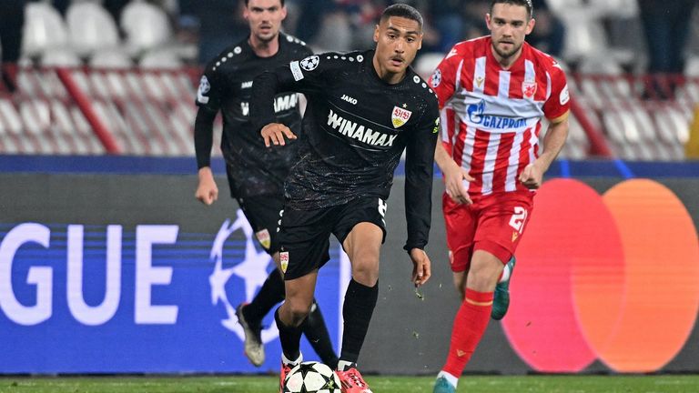 Enzo Millot (l.) verspielt mit dem VfB Stuttgart in Belgrad eine Führung.