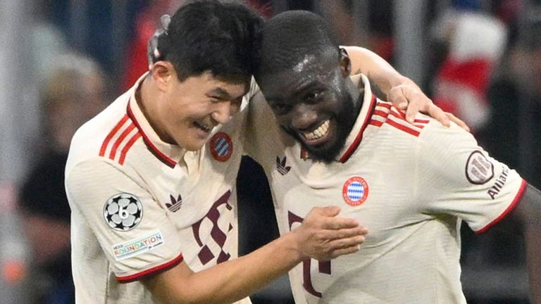 Min-jae Kim (l.) und Dayot Upamecano halten hinten die Abwehr des FC Bayern zusammen.