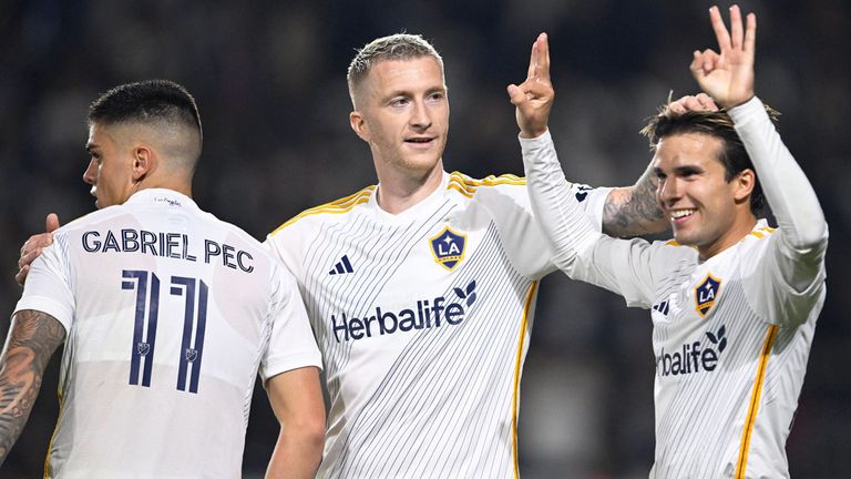 Marco Reus (m.) und LA Galaxy sind weiter im Titelrennen der MLS.