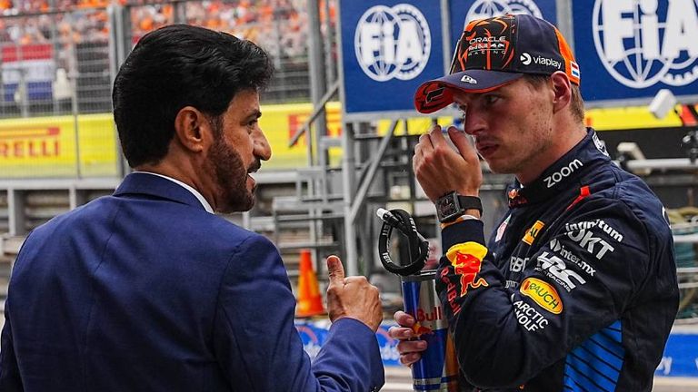 FIA-Präsident Mohammed bin Sulayem im Gespräch mit Weltmeister Max Verstappen (r.).