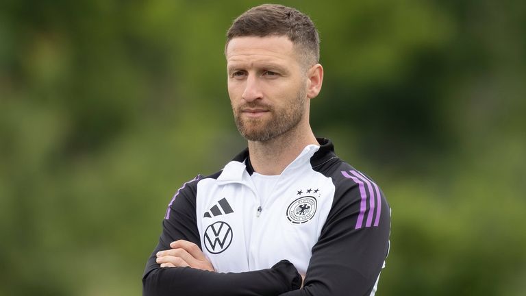 Shkodran Mustafi zählt seit dem Sommer zum Trainerteam der deutschen U17-Nationalmannschaft.