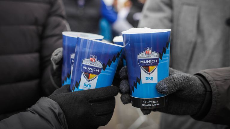 Prost! Natürlich durften auch die passenden Becher nicht fehlen.