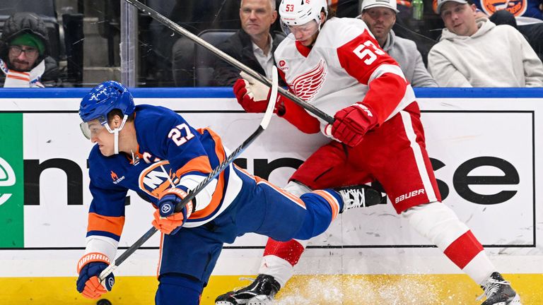 Moritz Seider (r.) siegt mit seinen Detroit Red Wings in der NHL gegen die New York Islanders.