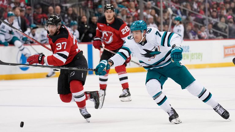 Nico Sturm (l.) gewinnt mit seinen San Jose Sharks in der NHL.