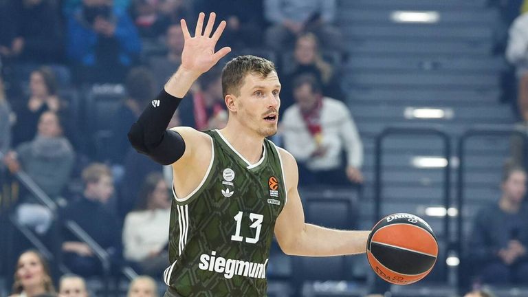 Andreas Obst führt die Münchener Basketballer zu einem hohen Sieg gegen Barcelona.