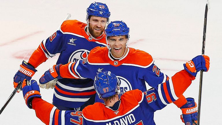 Die Spieler der Edmonton Oilers um Leon Draisaitl (l.) jubeln.