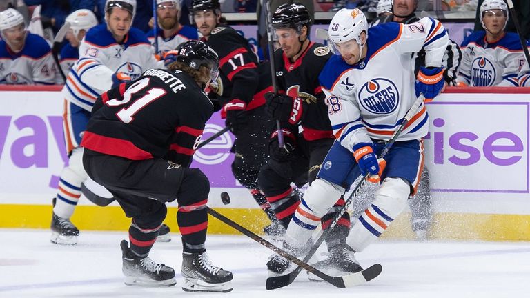 Connor Brown (r.) von den Edmonton Oilers im Duell mit Adam Gaudette von den Ottawa Senators.