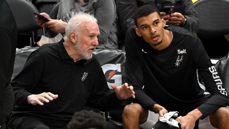 Gregg Popovich (l.) gibt Spurs-Star Victor Wembanyama Anweisungen beim Spiel gegen die Los Angeles Clippers.