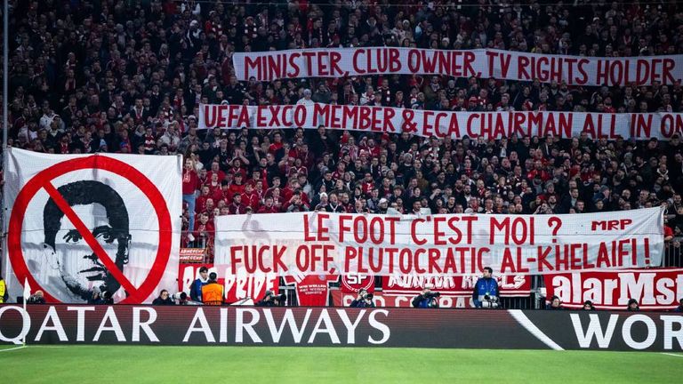 Die Bayern-Fans haben während der Partie gegen PSG ein Schmähplakat zum Vorschein gebracht.