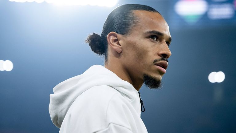 Leroy Sane schaut beim Länderspiel des DFB-Teams fokussiert.