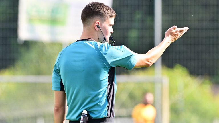 Schiedsrichter im Amateur-Fußball bewusstlos geschlagen - Symbolbild Schiedsrichter.