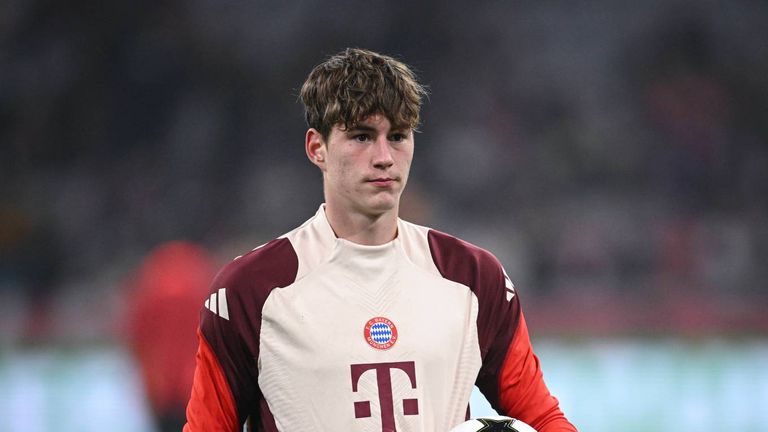 MAX SCHMITT: Der etatmäßige Torhüter der U-17 spielte ein fehlerfreies Turnier, jedoch erkrankte er vor dem Halbfinale, im Finale saß er nur auf der Bank. Schmitt steht bei der zweiten Mannschaft des FC Bayern unter Vertrag, in der laufenden Regionalliga-Saison kommt er auf 12 Einsätze. Zudem stand er in der laufenden Saison bei zwei Champions League Spielen der Bayern als dritter Torwart auf der Bank.

