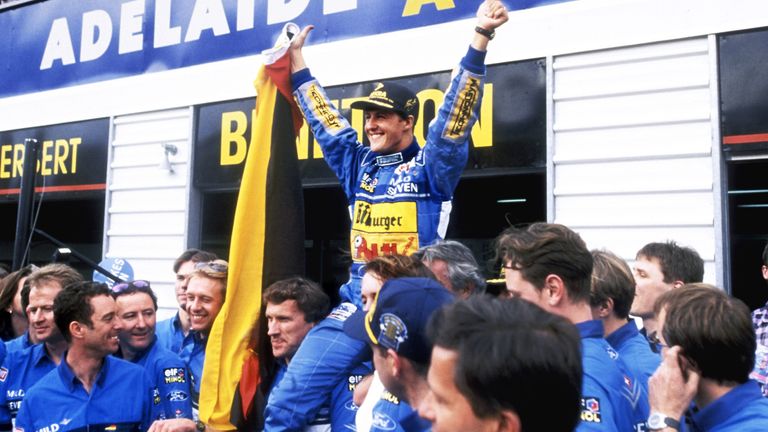 Michael Schumacher triumphiert am 14.11.1994 in Adelaide.